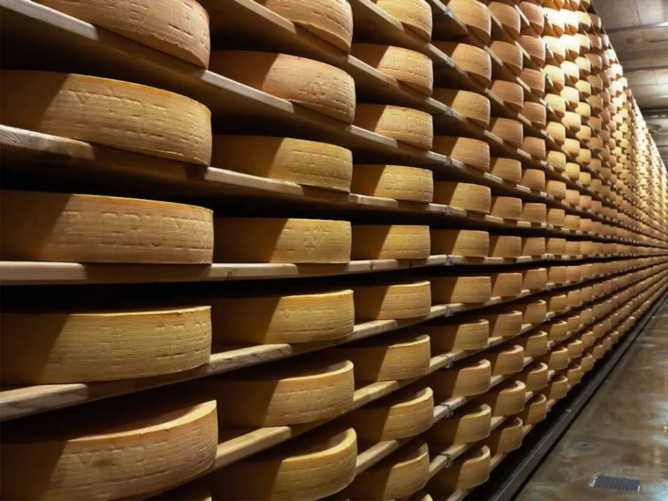瑞士格呂耶爾乳酪廠內堆滿Le Gruyère AOP起司的熟成地窖，展現傳統起司製作工藝與大規模儲存的壯觀景象。