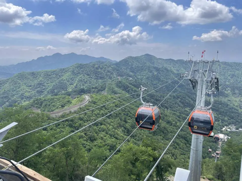 A classic, effortless panoramic cable car tour (recommended for towers 14-20). Enclosed cabins, requiring zero physical exertion. Suitable for families and seniors. Offers expansive views, perfect for taking photos.