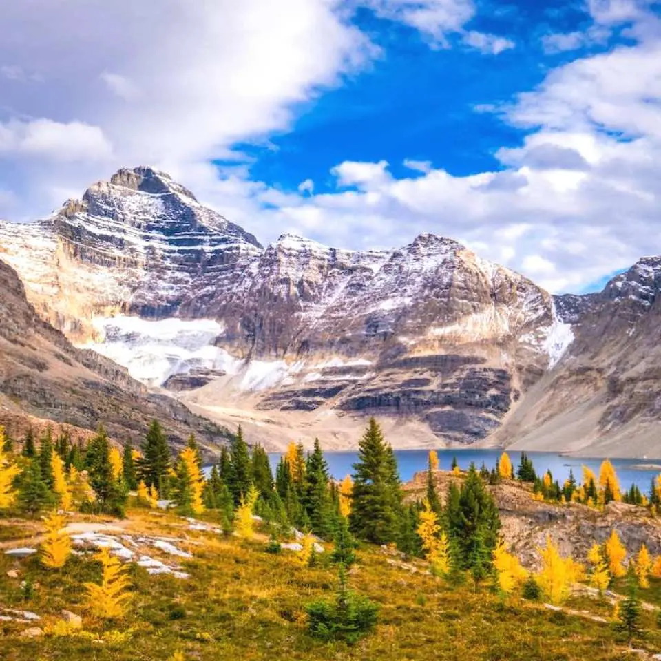 加拿大黄刀镇耶洛奈夫极光观测+班芙国家公园+强斯顿峡谷+露易丝湖8日游- KKday