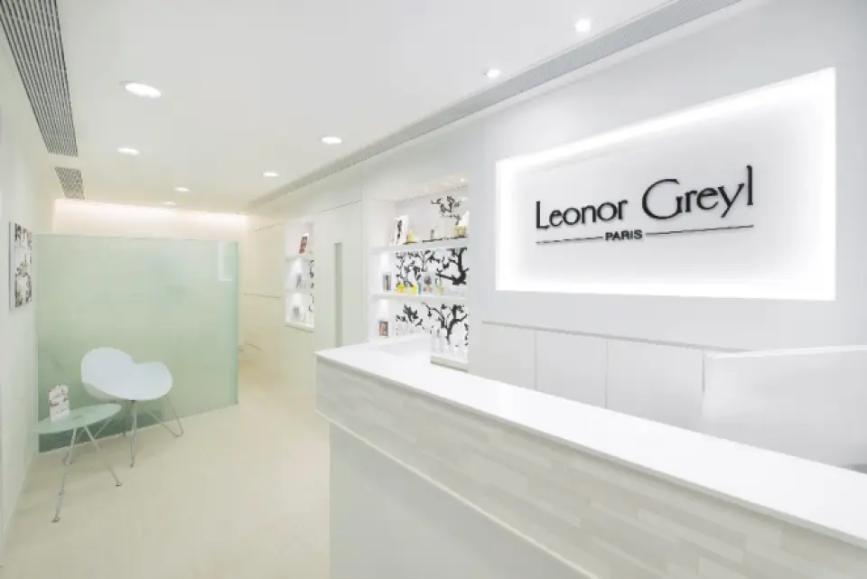 尖沙咀海港城Hair Spa by Leonor Greyl宽敞明亮的接待区，以简约时尚的白色设计，展现法国殿堂级品牌的舒适与优雅。