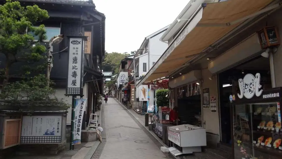 江之島辯財天仲見世通，是通往江島神社的主要商店街。街道兩側匯集各式土產、甜點及紀念品店，兼具傳統文化與旅遊體驗，是遊客參拜弁財天前必經的熱鬧街區。