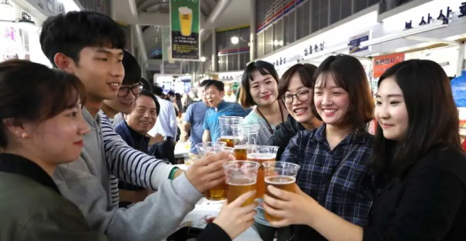 朋友們在釜山、慶州或浦項的當地市集享受社交時光，舉杯暢飲並體驗韓國道地美食與文化，建立美好的回憶。