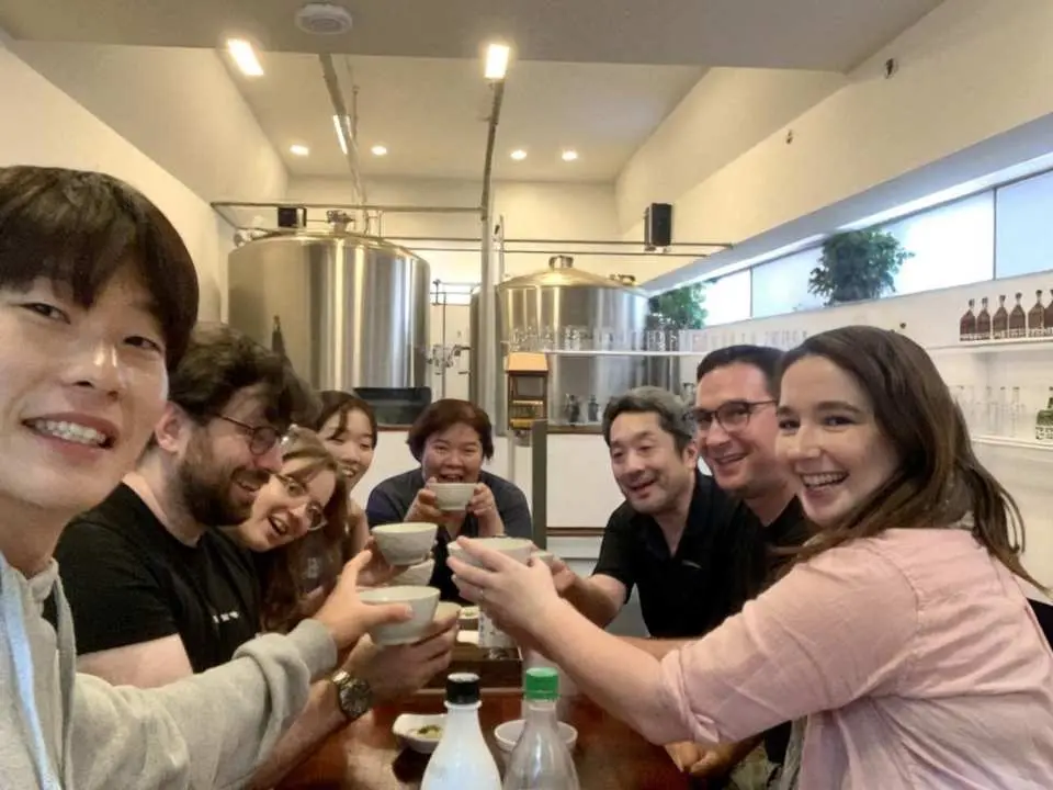 旅客們在馬格利酒釀造體驗課程中舉杯歡慶，學習製作傳統韓國酒，並與新朋友分享釜山、慶州、浦項之旅的喜悅。