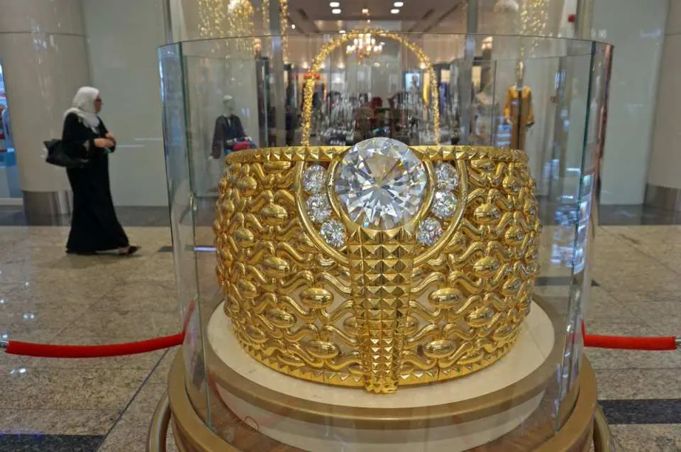 杜拜黃金市集內展出的巨大黃金戒指，鑲嵌著閃耀的鑽石，象徵著這座城市的奢華與財富，是半日城市遊中令人驚嘆的景點。