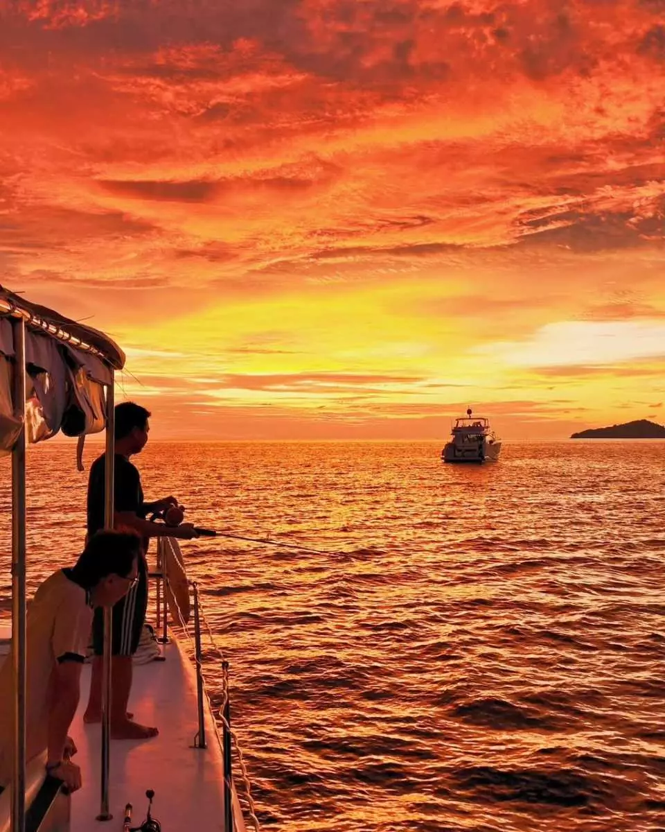 Trải nghiệm câu cá lúc hoàng hôn và vui vẻ trong khi ngắm nhìn khung cảnh đẹp như tranh vẽ của những hòn đảo nổi tiếng.