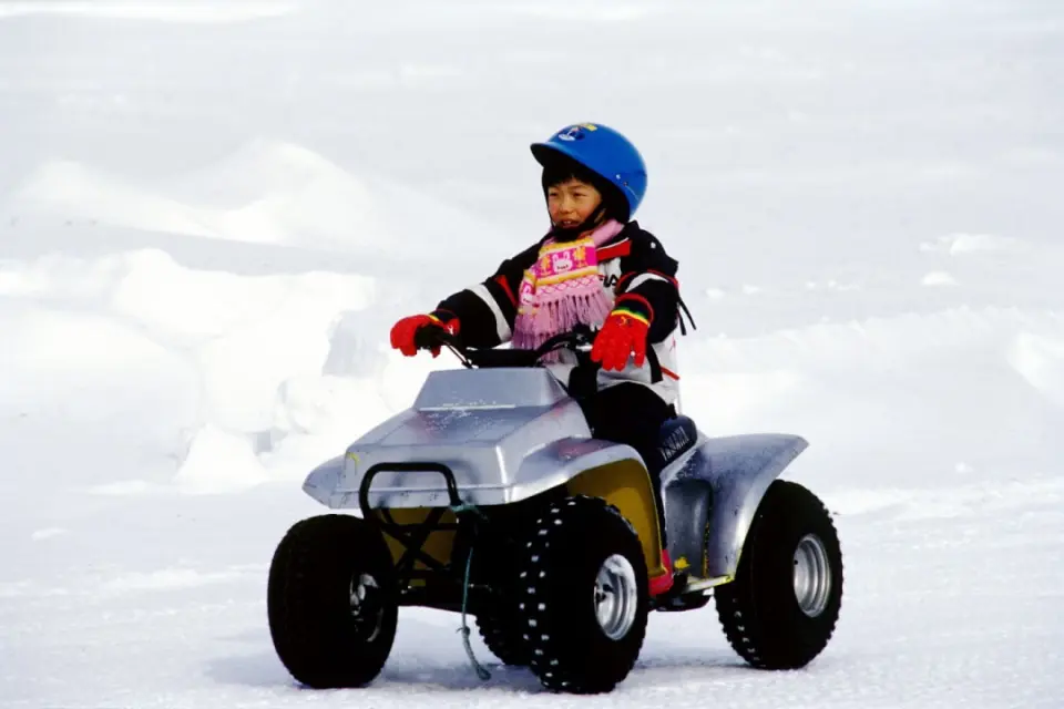 【阿寒湖愛奴KOTAN〉阿寒湖雪上活動五合一(雪上摩托車、越野車、香蕉船、冰釣、品嚐公魚天婦羅)〉入●池田葡萄酒釀造所〉十勝溫泉】
