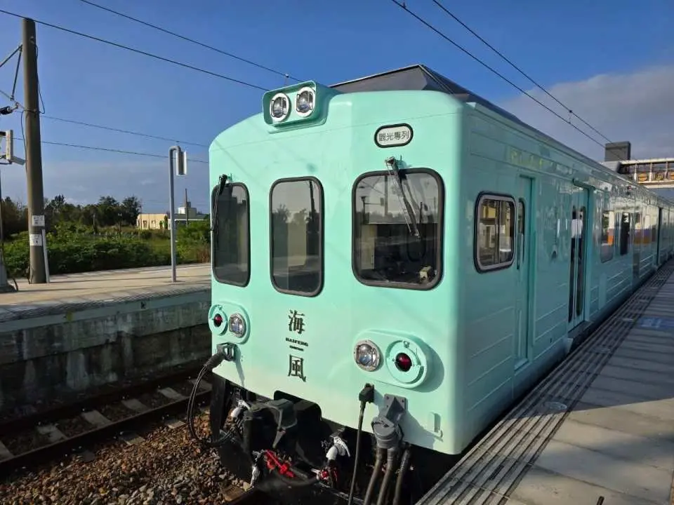 【海風號觀光列車(新烏日站出發)】西濱海岸一路悠遊台中-新竹，海風輕拂、離岸風機慢轉，帶你走進秋末冬天的療癒海角。
