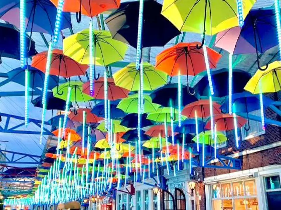 Công trình nghệ thuật ô treo đầy màu sắc và sáng tạo với đèn LED xanh lam tại Huis Ten Bosch, tạo không khí phố mua sắm đêm kiểu Châu Âu mộng mơ, trải nghiệm nhiều hoạt động đa dạng.