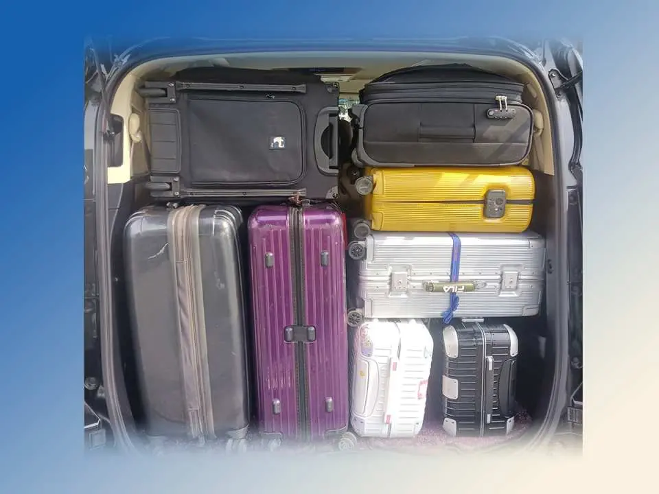 行李空間實拍。最多可容納行李：28寸x2 +或24寸x2；若乘客⼈數少於規定上限，則可多攜帶⼀定數量的⾏李。