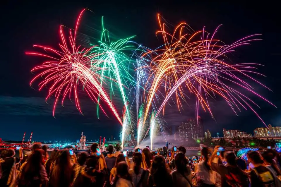 At night, a new entertainment show called "AMAZING - Shore of Light and Sound" will be held, combining music, lighting, and fireworks.