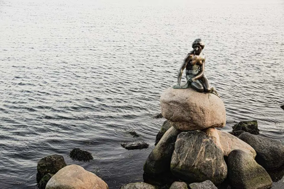 📌美人魚雕像  丹麥雕刻家根據安徒生童話《海的女兒》為藍本鑄造的。銅像從1913年在長堤公園落成至今，已超過100年的歷史，是一座世界聞名的銅像，也是哥本哈根的標誌，吸引著無數的遊客。