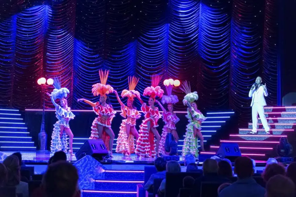 劇院華麗精美的燈光效果，每晚都有精彩表演，音樂劇、喜劇表演、雜技表演及歌唱節目輪番上演。每個人都能找到適合自已的節目。