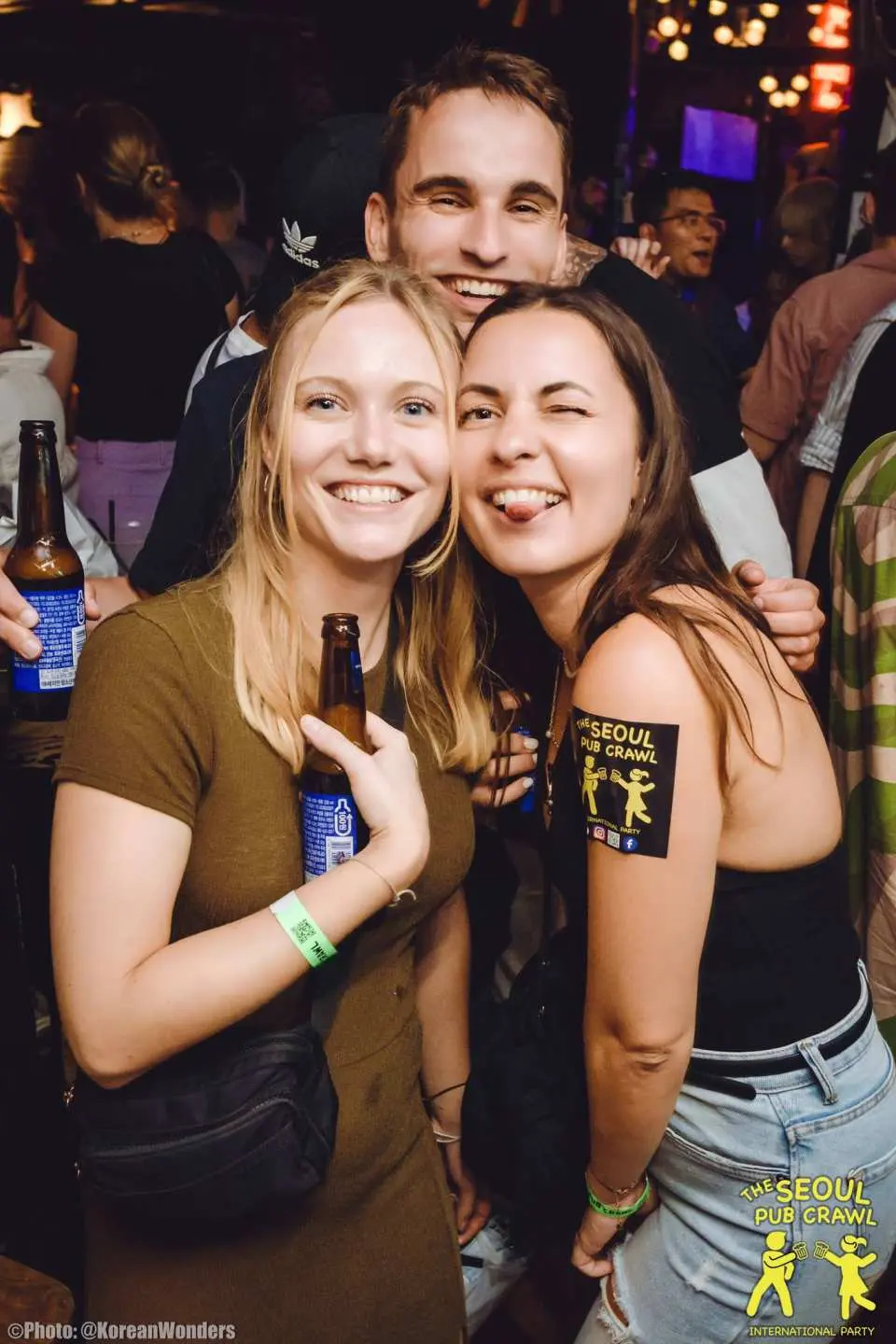 Du khách tham gia chuyến khám phá quán bar ở Itaewon, Seoul vui vẻ giao lưu, uống rượu, kết bạn mới.