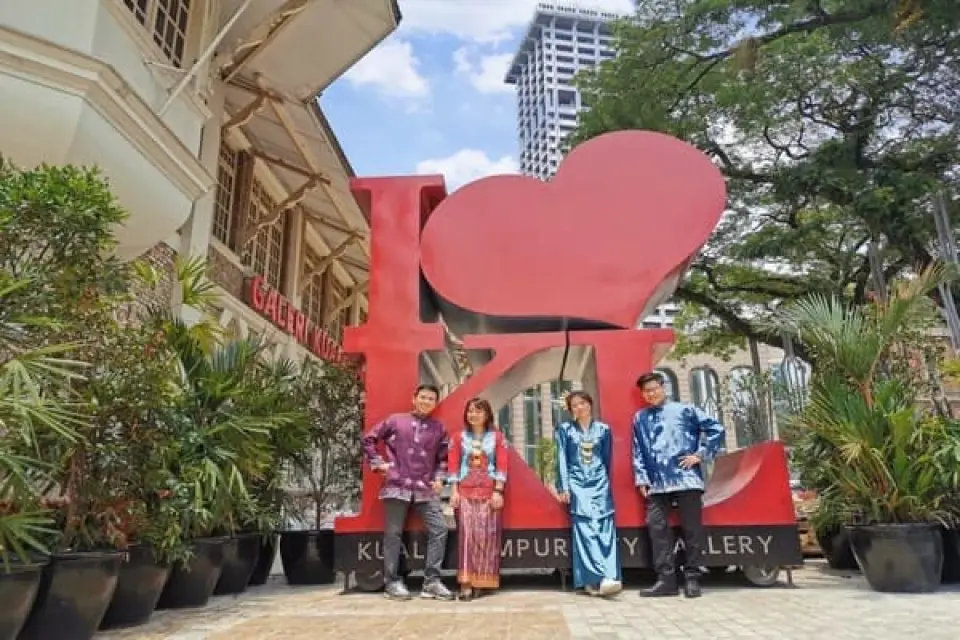 【馬來傳統服飾體驗(加贈每人沙龍布一條)〉睡眠體驗館〉國家皇宮〉獨立廣場〉高等法院〉全球十大最佳河岸~生命之河〉雙子星花園廣場(國油雙峰塔 KLCC)〉亞羅街馬來小吃(品嚐道地小吃燒雞翅、沙嗲、魔鬼魚)〉亞羅街夜市】