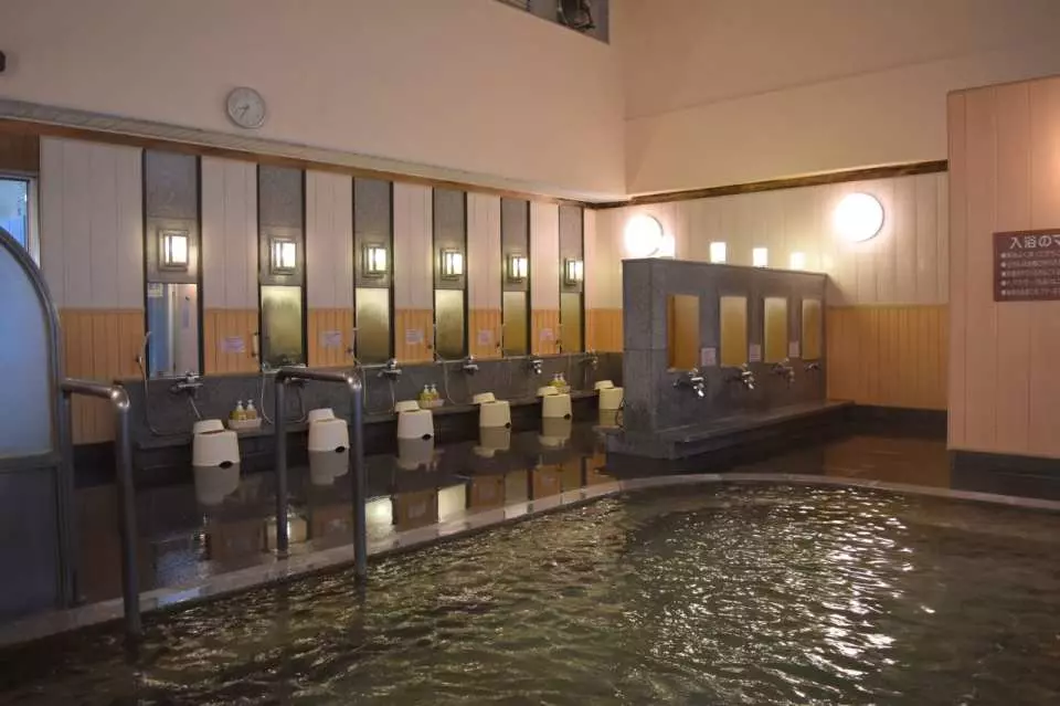 Located within JR Takahata Station, Taiyokan is a rare hot spring facility within a station. Its alkaline, simple spring water is gentle on the skin and helps relieve fatigue. The facility also features a high-temperature sauna for a quick, relaxing sweating experience.