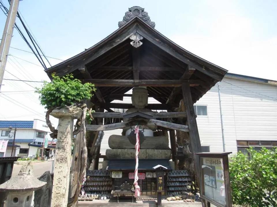 The Great Sun Nyorai Stone Buddha statue at Ryujuin Temple is a seated statue dating back to the Kamakura period, standing 5.4 meters tall. Carved from tuff, its calm texture and solemn expression create a solemn atmosphere, inviting visitors into a world of deep prayer.