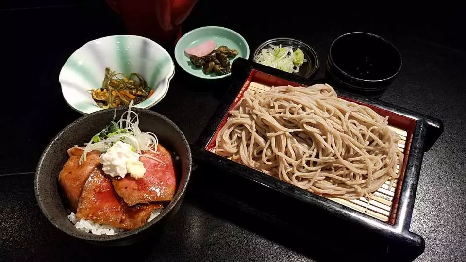 Enjoy the Yonezawa beef roasted beef bowl and soba noodles set meal at the Yonezawa Tourist Center, and savor Yamagata Prefecture's local specialties and fresh fruits and vegetables all at once.