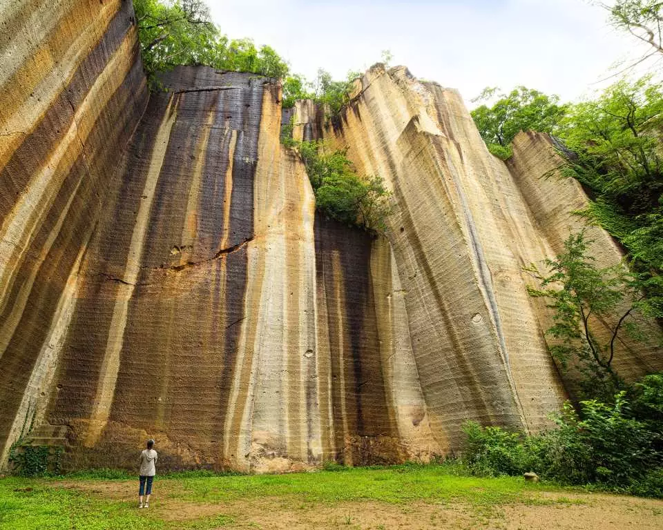 The restored park at the Takahataishi mining site is breathtakingly beautiful with its majestic 30-meter-high rock walls surrounding it.