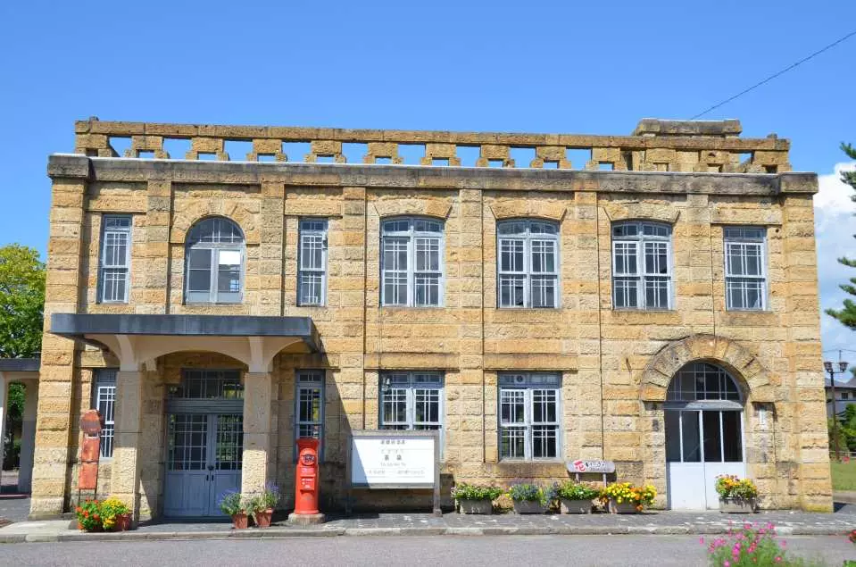 Formerly Takahata Station on the Takahata Railway, the Former Takahata Station was built using local Takahata stone and features Renaissance-style arches and parapets, showcasing its unique architectural beauty. It is now a registered Tangible Cultural Property of Japan.