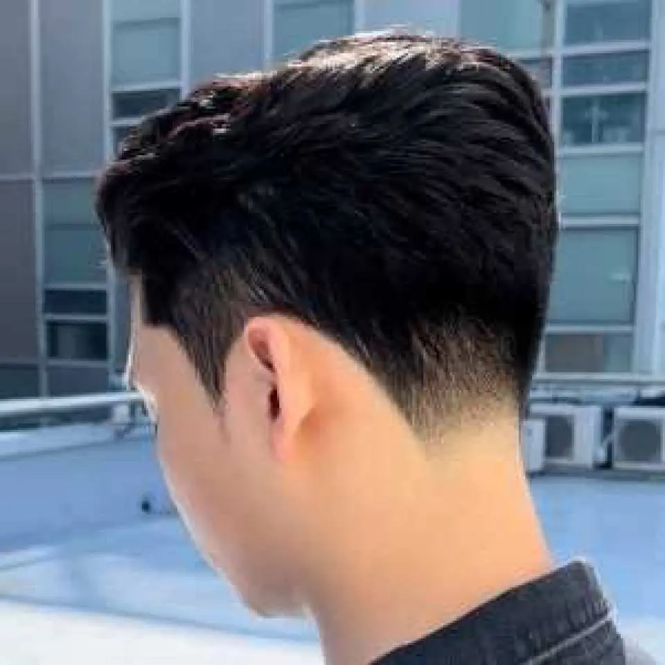 JUNO HAIR設計的男士時尚短髮造型，側邊漸層推剪搭配俐落線條，展現韓國流行風格。