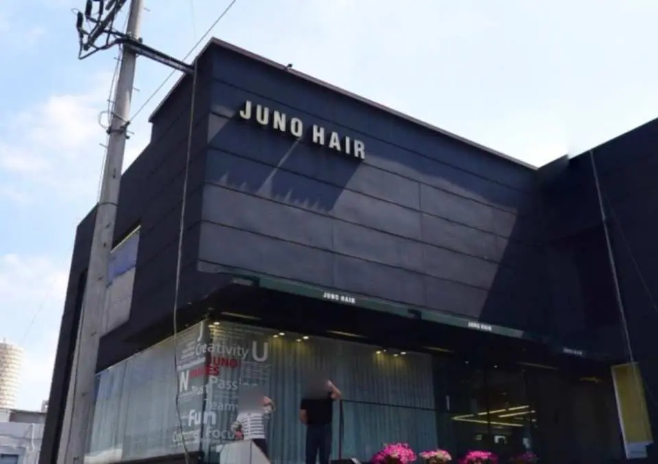 韓國首爾狎鷗亭Juno Hair高級髮型屋外貌，展示其時尚現代的建築設計，提供頂級美髮服務。