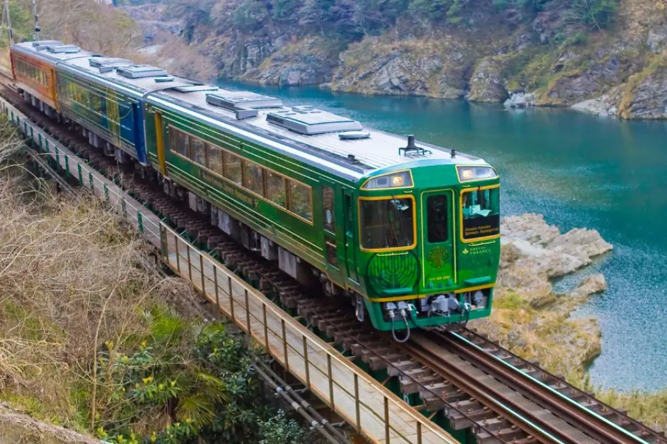 【入●祖谷葛藤橋〉入●大小步危峽谷遊覽船〉入●千年物語列車-幸福之鄉紀行〉列車上享用：遊山盒日式料理〉免稅商店〉入●金刀比羅表參道〉入住(金刀比羅宮前)琴平溫泉區】