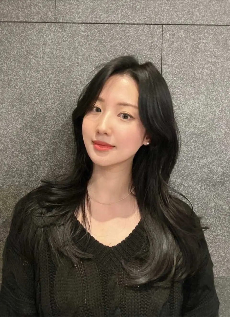 JUNO HAIR 為顧客設計的優雅黑色長波浪髮型，髮絲豐盈柔順，展現韓式成熟魅力。