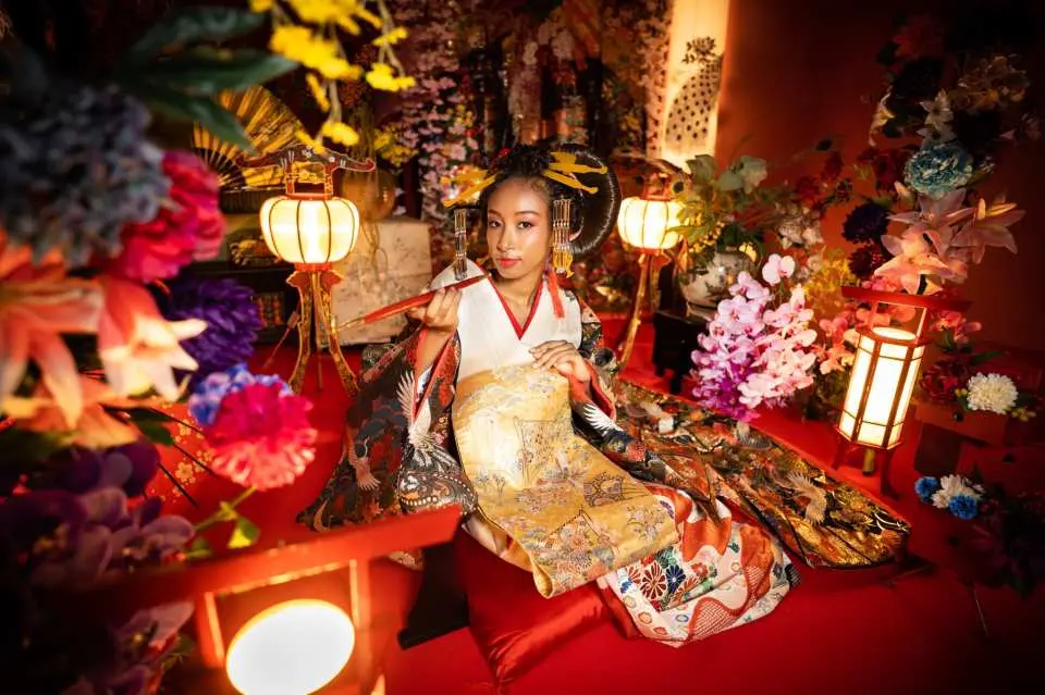 體驗千葉花魁變身攝影，顧客在華麗日式背景中，身著精美和服，手持煙管，以專業指導下的姿態，展現日本傳統名妓的神秘魅力。