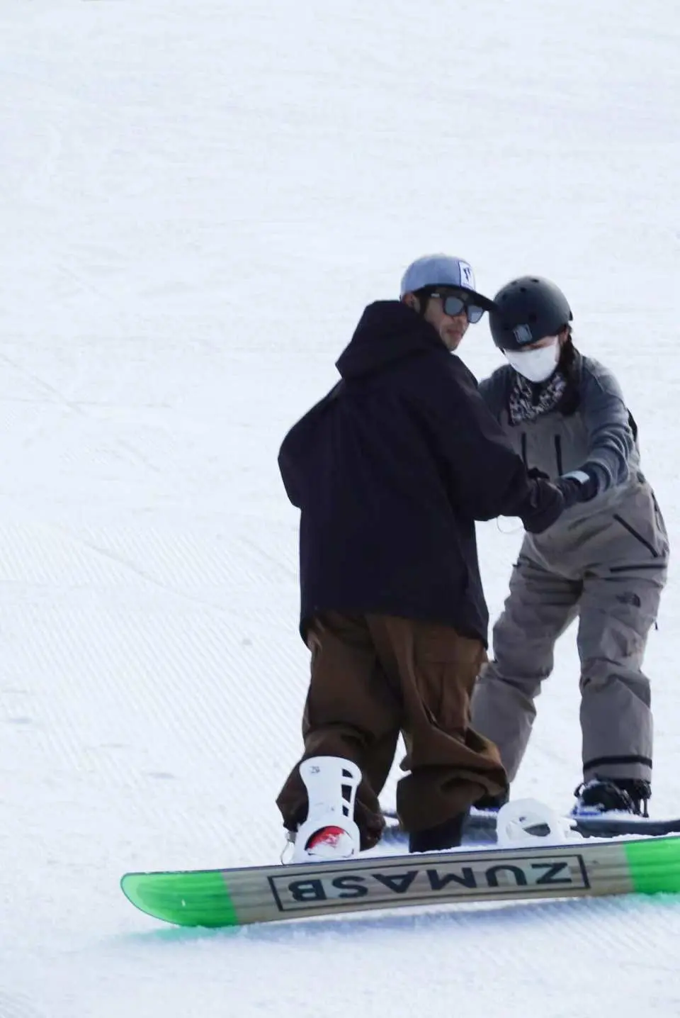 野泽温泉滑雪场，中文教练近距离为学员提供单板滑雪指导，帮助快速掌握技巧。