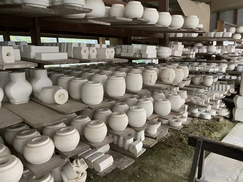 波佐見町工坊內，大量各式未燒製波佐見燒陶器坯體陳列架上，展現其豐富的陶瓷生產量。