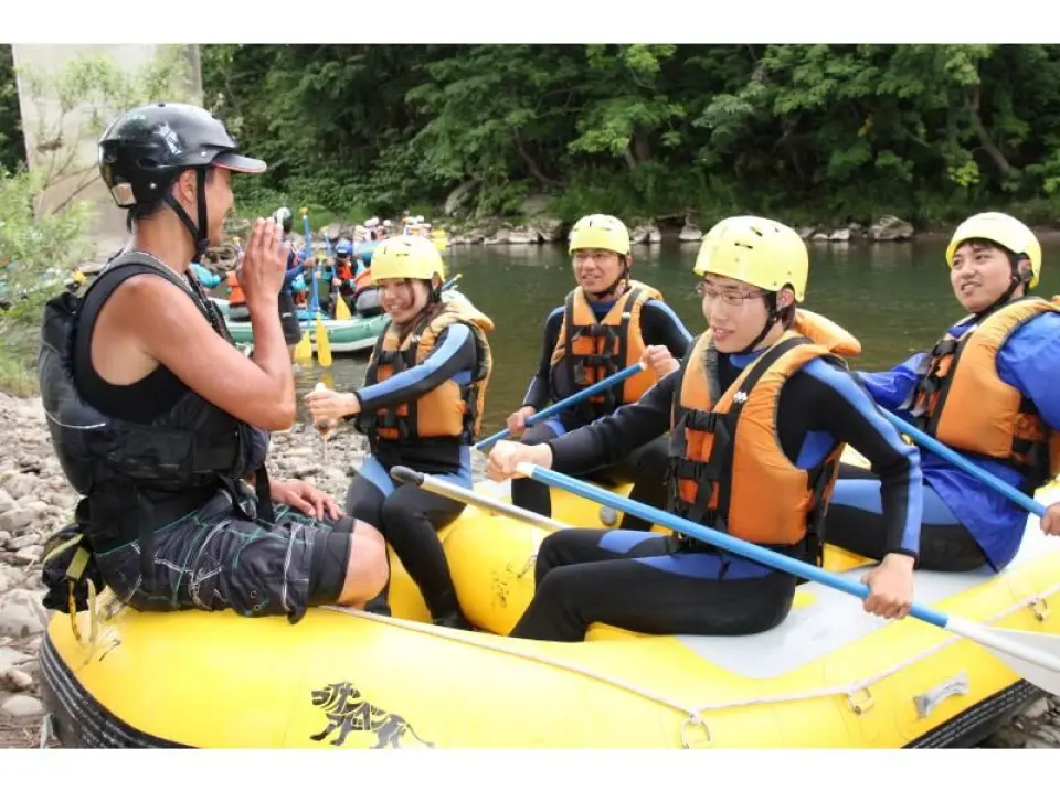 Safety talk. We will thoroughly explain everything from how to hold the paddle to how to row, how to respond to guide commands, and what to do if you fall.