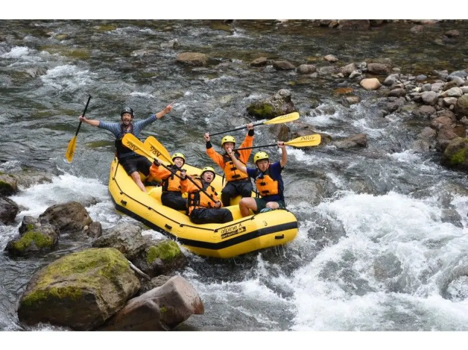 ① Gathering and registration (5 minutes)
② Changing clothes (10 minutes)
③ Moving to the starting point (10 minutes)
④ River rafting (90 minutes)
⑤ Moving from the finish point to the base (10 minutes)
⑥ Changing clothes (10 minutes)
⑦ Relax and disband while looking at photos (30 minutes)