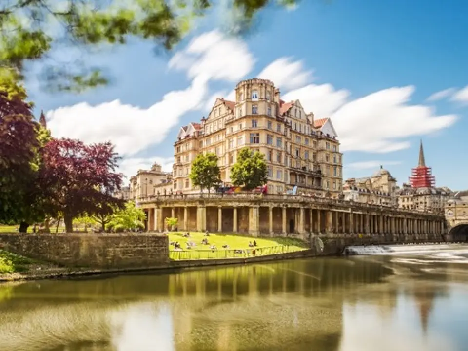 【牛津〉116公里〉巴斯Bath〉照●巴斯羅馬浴場Roman Baths〉照●巴斯修道院Bath Abbey〉照●普特尼橋Pulteney Bridge〉照●皇家新月樓廣場Royal Crescent〉55公里〉入●巨石陣Stonehenge〉137公里〉倫敦】