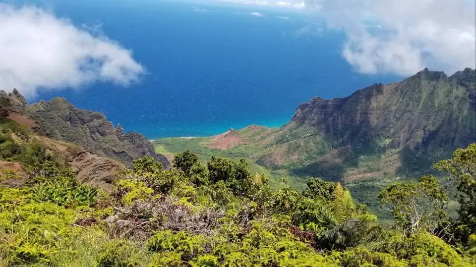 可愛島高處俯瞰令人驚嘆的納帕利海岸，翠綠山谷蜿蜒至湛藍太平洋，展現夏威夷考艾島一日遊中無與倫比的自然景觀。