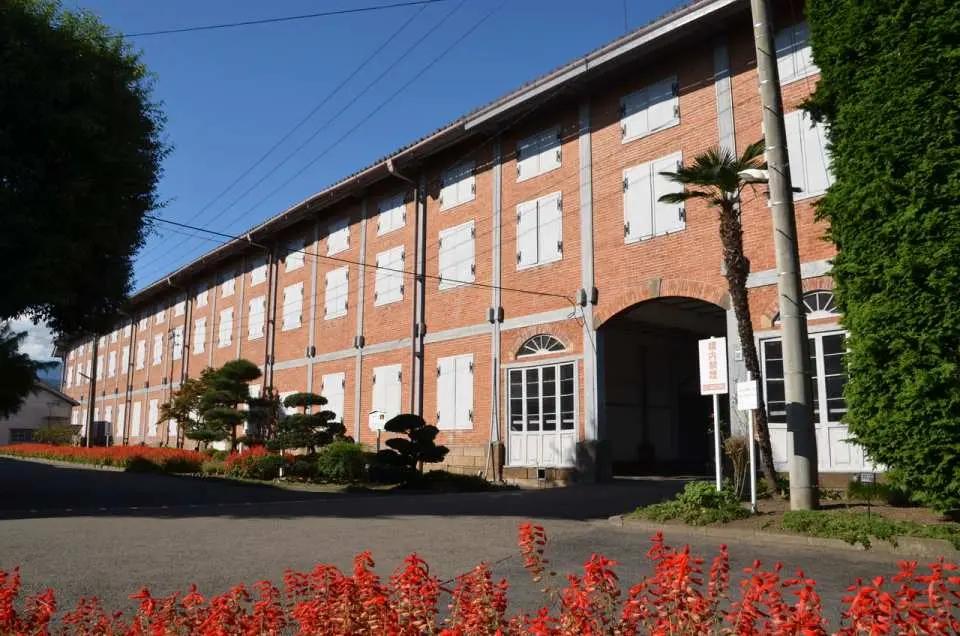 国宝・東置繭所：木骨煉瓦造という工法で建てられた、長さ100メートルを超える繭を貯蔵した建物です。