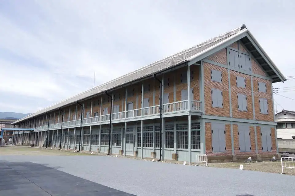 国宝・西置繭所：東置繭所と同様、繭を貯蔵していた建物です。 2020年に保存整備工事が完了し、グランドオープンしました。