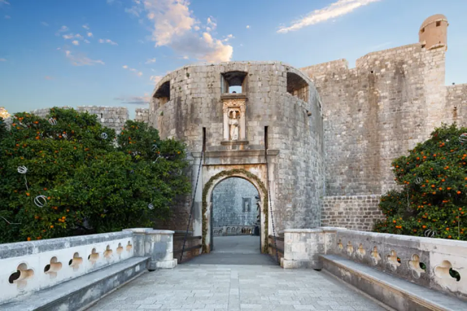 【莫斯塔爾Mostar〉139公里〉杜布羅尼克Dubrovnik〉照●大歐費瑞歐水池The Large Onofrios Fountain〉照●鐘塔Dubrovnik Bell Tower〉照●派勒門Pile Gate〉照●多迷尼克修道院Dominican Monastery〉照●小歐費瑞歐水池The Small Onofrios Fountain】