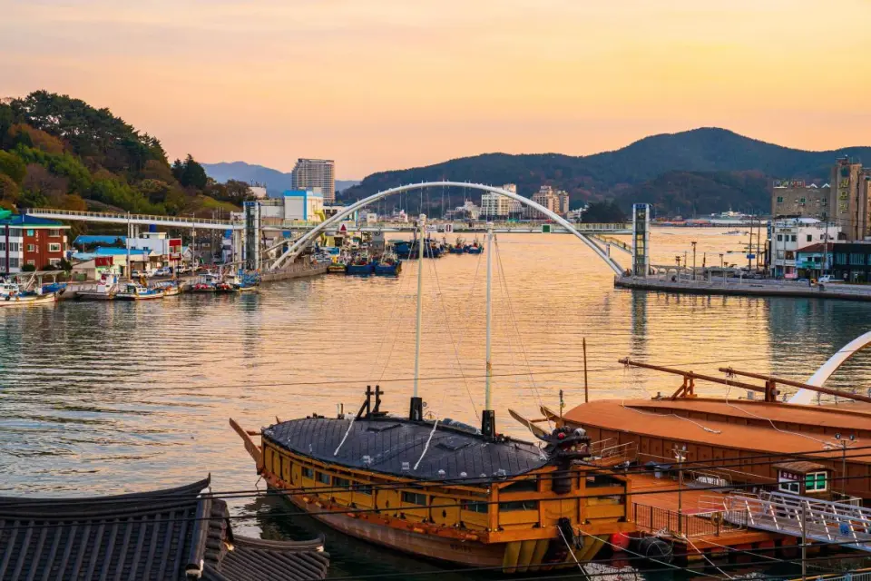 【照●閑麗水道觀景纜車(含來回纜車券)〉照●江口岸龜甲船〉照●統營中央傳統市場〉照●統營東皮郎壁畫村〉入●DPIRANG光影魔法森林(韓國觀光100選)】