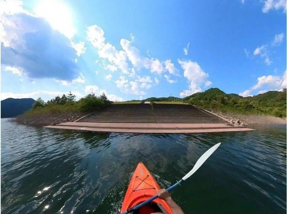 We start by practicing near the pier. Stairs, ramps, and floating docks are provided, making access to the lake easy. Initially, we practice paddling techniques nearby.