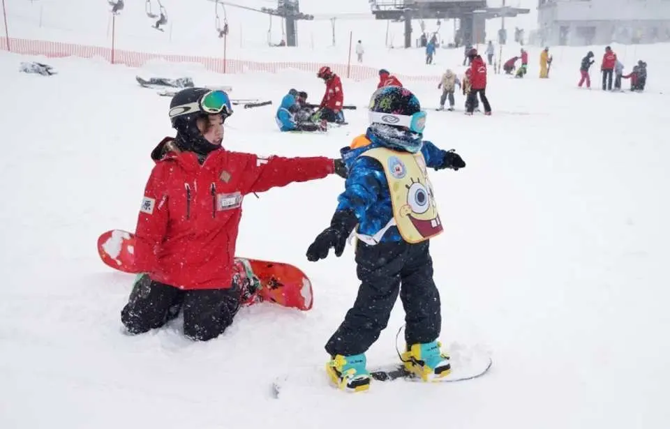岩原滑雪場的教練細心引導小朋友學習單板滑雪，顯示雪場對家庭及初學兒童的友善教學環境。