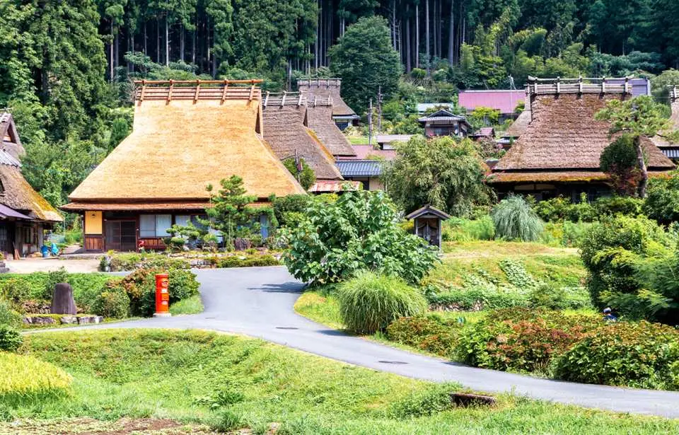 가장 눈에 띄는 특징은 정면에 있는 초가집과 그 뒤로 줄지어 늘어선 지붕들이 만들어내는 아름다운 풍경입니다. 입구에 있는 밝은 빨간색의 고풍스러운 우편함은 마을의 명물입니다. 지붕 위의 "천 그루의 나무"와 "눈송이" 장식은 눈을 막고 건축물을 보강하려는 고대인들의 지혜를 보여줍니다.