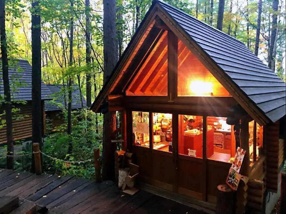 北海道精灵露台夜晚点亮的木制小屋，温馨氛围营造出浪漫的冬日童话世界。