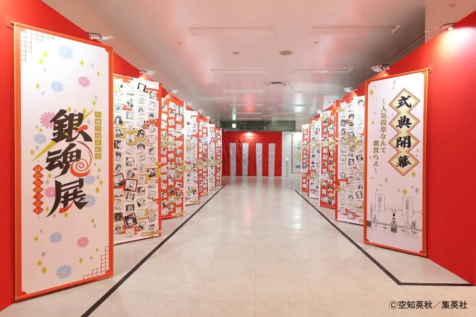 北海道札幌“银魂20周年纪念展”的入口走廊，两侧布满巨型展板，展示《银魂》经典漫画分镜与角色，营造身临其境的氛围。