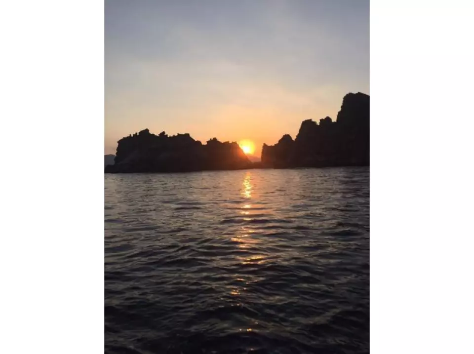 日落隐没在岛屿后方