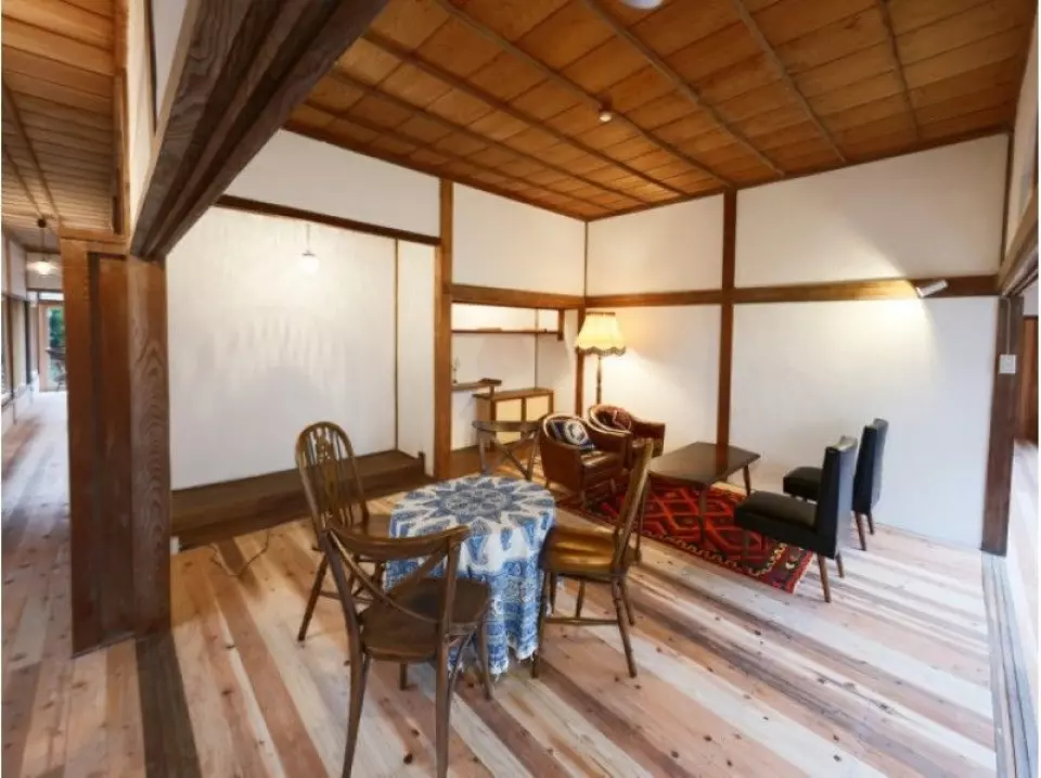 Please relax in the attached cafe space.