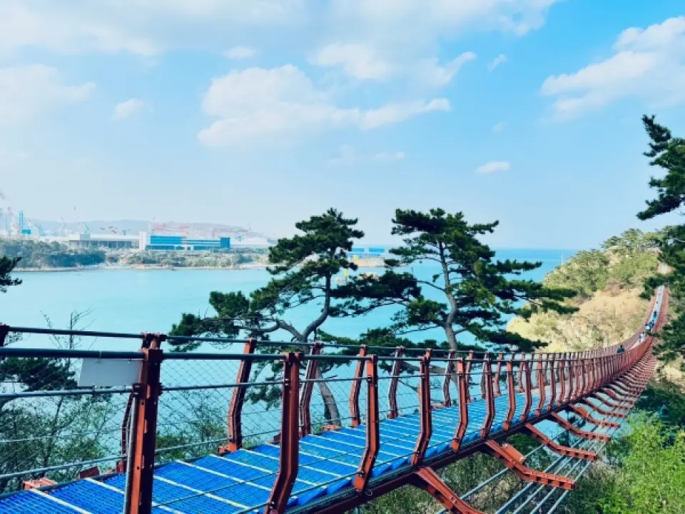 【艮絕岬燈塔(巨型郵筒)〉入●FE01鋼鐵藝術村(新興熱門打卡景點)〉照●大王岩公園散步道〉照●大王岩吊橋(韓國最長吊橋)〉照●名仙島(沉浸式多媒體藝術島)〉入住五星級飯店】