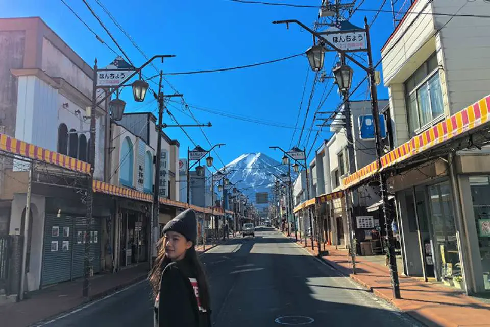 【Nikawa Clock Shop】 Escape the hustle and bustle of the city and come to the "Fuji Michi to Mount Fuji Town." The quiet streets leading to Mount Fuji resemble a ladder to the clouds, with Mount Fuji at the end of the road—infinitely close yet untouchable. Recommended because: Close-up views of Mount Fuji.