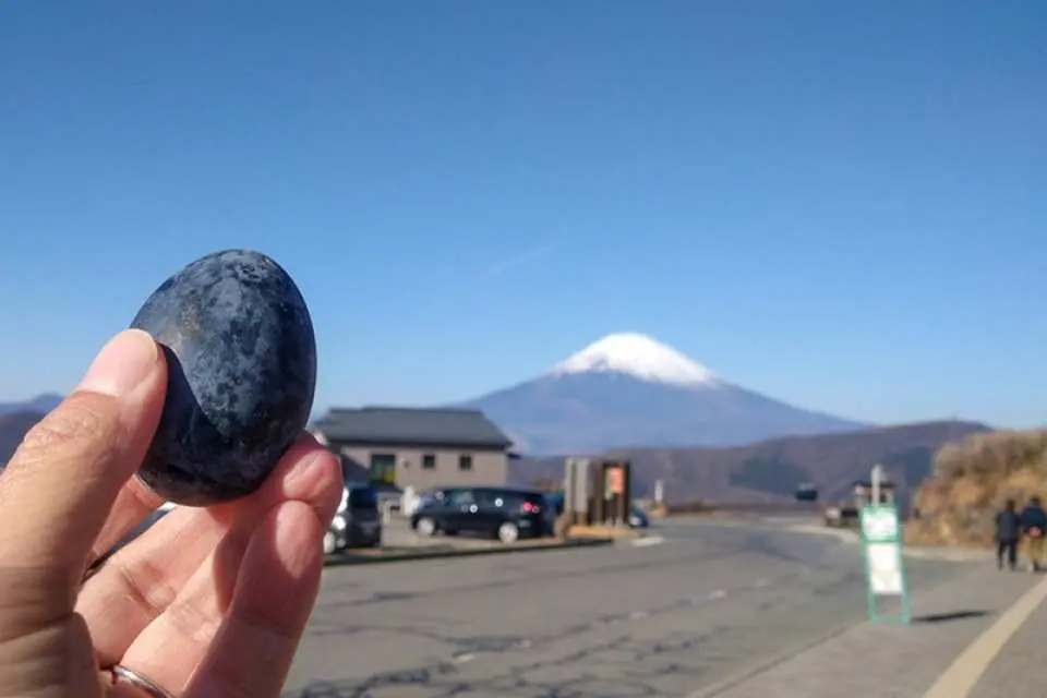 【大涌谷】 大涌谷は箱根地域にある地熱の名所で、「大地獄谷」としても知られています。