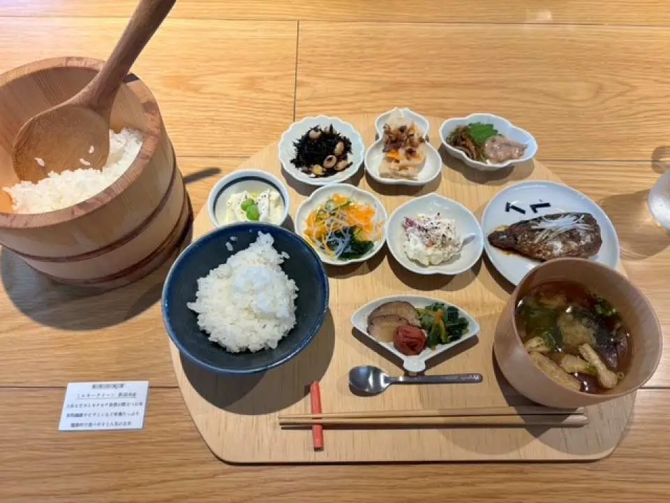 Savoring the authentic Japanese flavor in Kagoshima, enjoying freshly cooked "Otosan" firewood rice prepared by hand, accompanied by a delectable array of traditional side dishes.