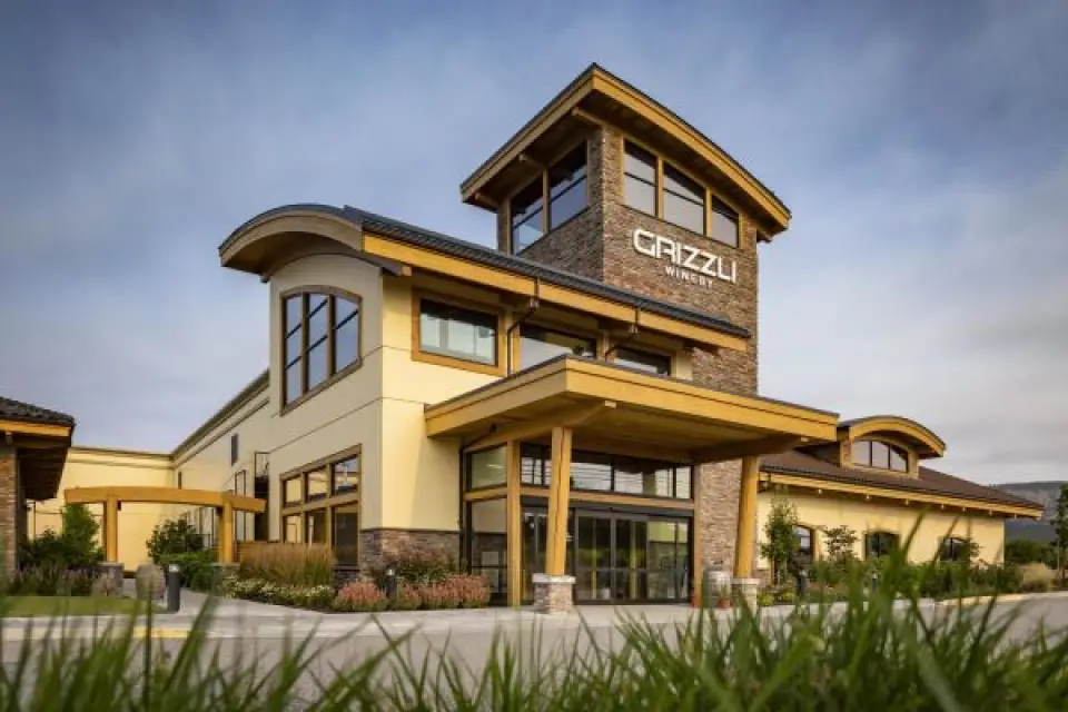 【露易絲湖〉照●冰河國家公園(羅傑士峽道)〉車●灰熊國家公園〉灰熊鎮〉照●最後一根釘紀念碑〉科隆納〉入●熊谷酒莊(品嚐冰酒)】